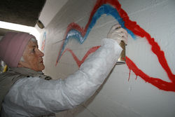 Eldri borgarar og grunnskólanemar graffa í undirgöngum