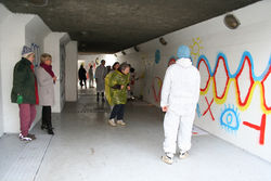 Eldri borgarar og grunnskólanemar graffa í undirgöngum