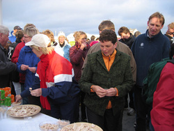 Jónsmessuganga 2006 - göngumenn þyggja veitingar
