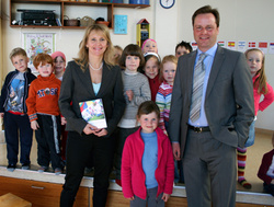 Þorgerður Katrín Gunnarsdóttir, Jónmundur Guðmarsson ásamt börnum í Mánabrekku