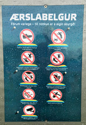 Skilti við ærslabelg