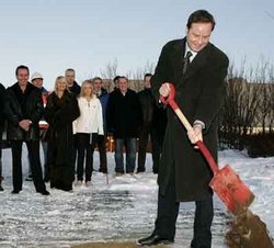 Skoflustunga-3 Bæjarstjóri tekur skóflustungu