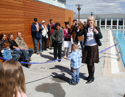 Við opnun sundlaugar - klippt á borðann