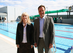 Við opnun sundlaugar - Ásgerður Halldórsdóttir, Jónmundur Guðmarsson