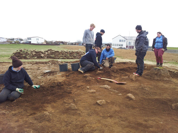 Nemendur við fornleifauppgröf í landi Ness