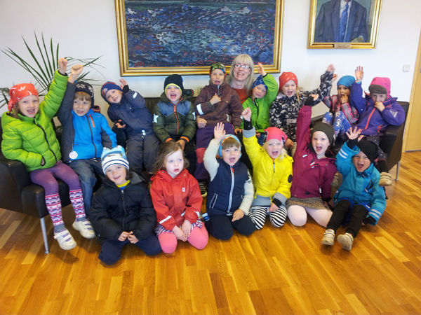 Leikskólabörn með bæjarstjóra Leikskólabörn með bæjarstjóra