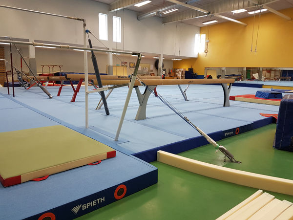 Dýnur í fimleikasal Íþróttahús Seltjarnarness Dýnur í fimleikasal Íþróttahús Seltjarnarness