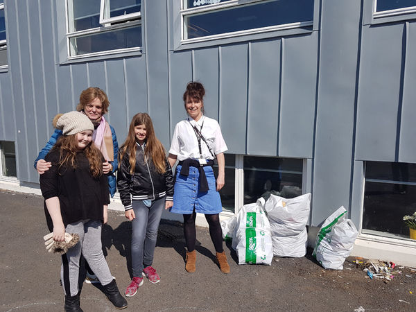 Ásta Vilhjálmsdóttir og Ásdís Jóna Arkelsdóttir ásamt nemendurm í Grunnskóla Seltjarnarness Ásta Vilhjálmsdóttir og Ásdís Jóna Arkelsdóttir ásamt nemendurm í Grunnskóla Seltjarnarness