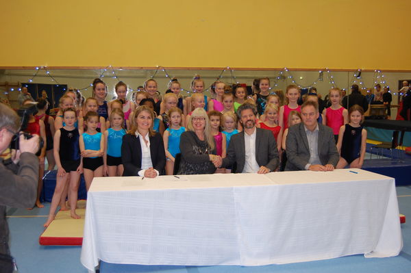 Elín Smáradóttir, Ásgerður Halldórsdóttir, Dagur B. Eggertsson, Gylfi Dalmann ásamt fimleikastúlkum Elín Smáradóttir, Ásgerður Halldórsdóttir, Dagur B. Eggertsson, Gylfi Dalmann ásamt fimleikastúlkum