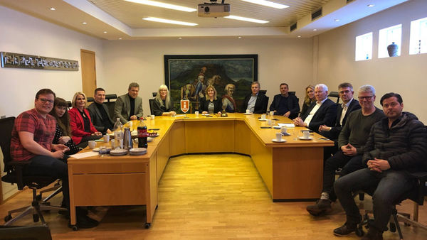 Þingmenn Suðvesturkjördæmis ásamt bæjarfulltrúum