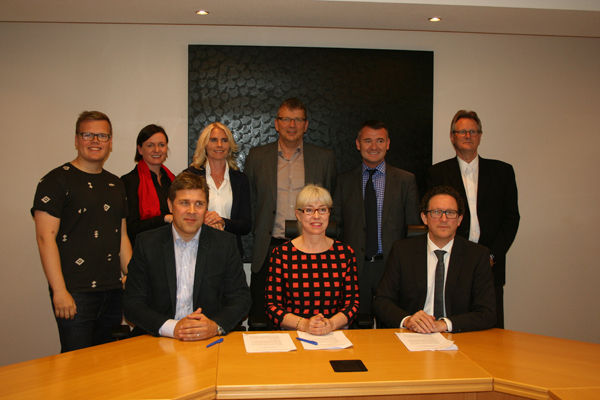 Bjarni Benediktsson, Ásgerður Halldórsdóttir og Kristján Þór Júlíusson ásamt bæjarstjórn Bjarni Benediktsson, Ásgerður Halldórsdóttir og Kristján Þór Júlíusson ásamt bæjarstjórn