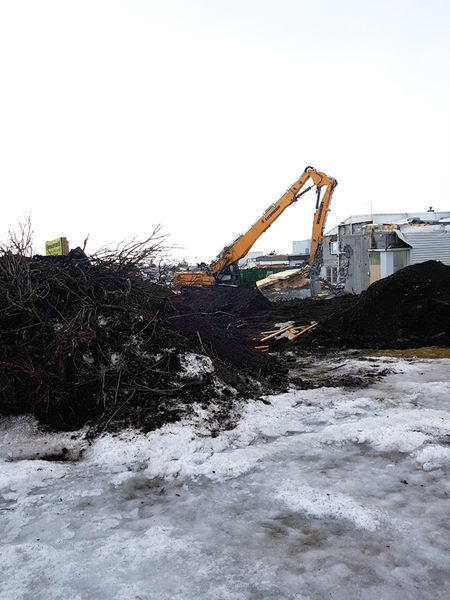 Niðurrif við íþróttamiðstöð Niðurrif við íþróttamiðstöð