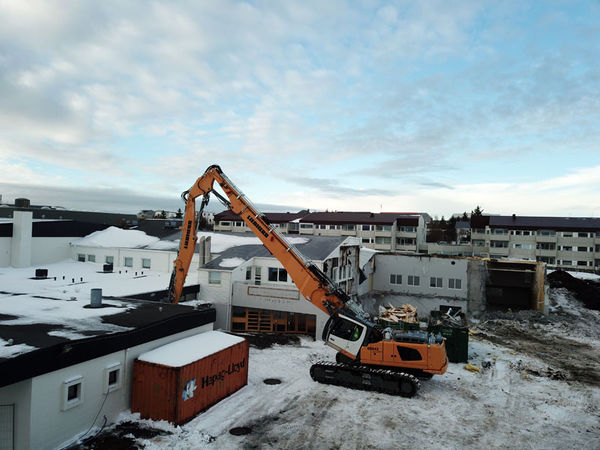 Niðurrif við íþróttamiðstöð Niðurrif við íþróttamiðstöð