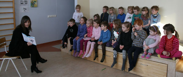 Katrín Jakobsdóttir ásmt leikskólabörnum