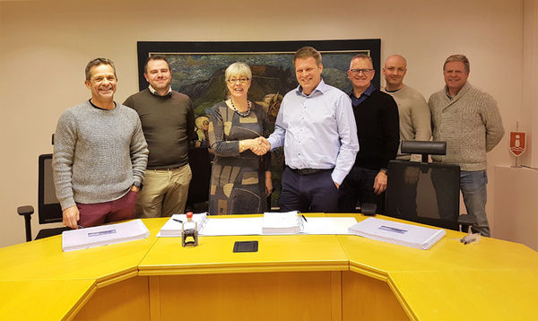 Við undirritun samnings við Munck