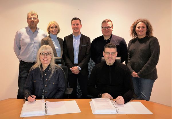 Undirritun samnings við Húsasmíði