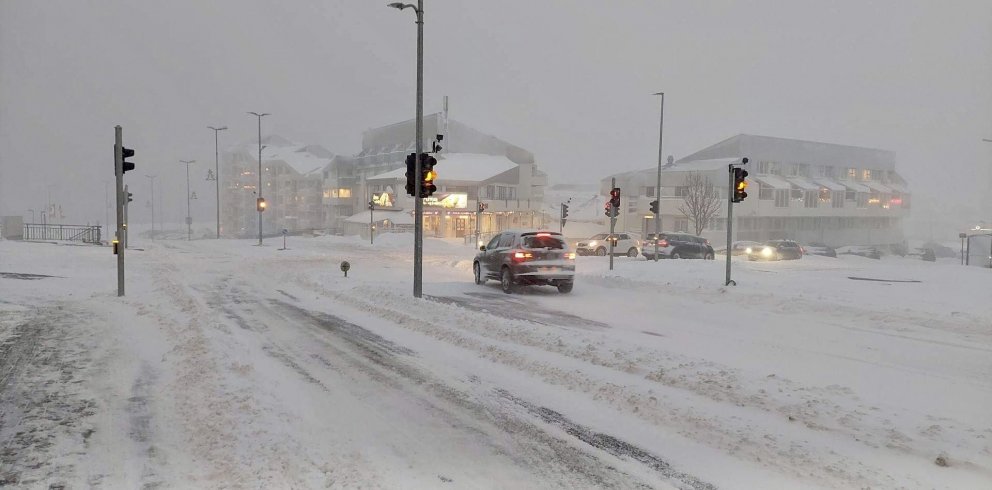 Mikil ofankoma og ófærð