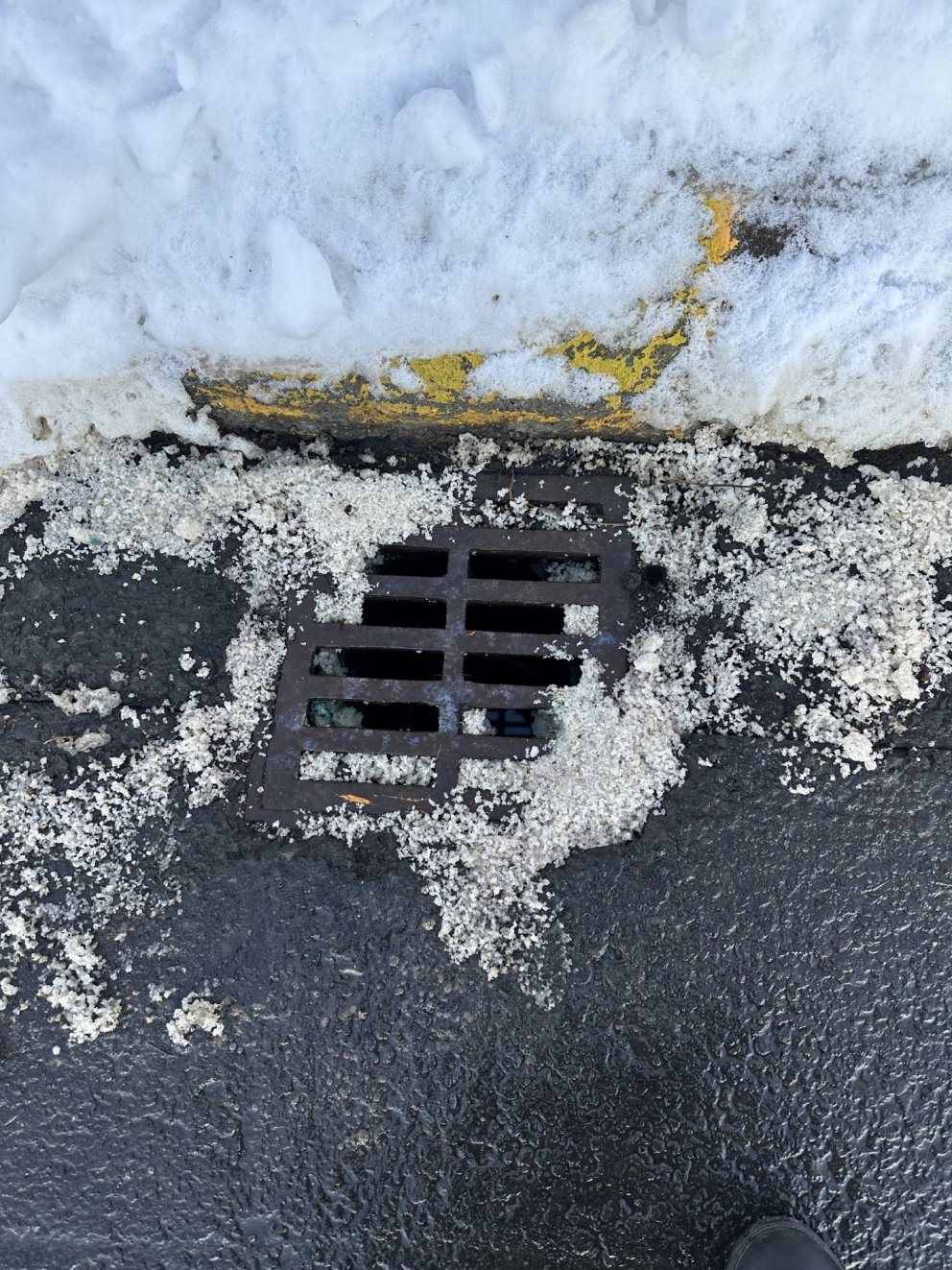 Hreinsa þarf frá niðurföllum í dag og fjarlægja snjóhengjur og grýlukerti