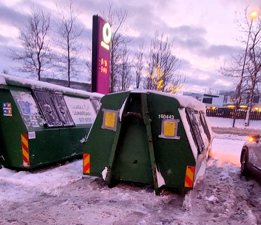 Gámur fyrir notaða flugelda á Eiðistorgi