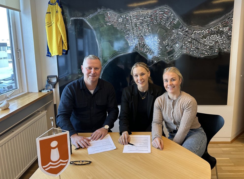 Þór Sigurgeirsson bæjarstjóri, Eva Katrín Friðgeirsdóttir og Fríða Karen Gunnarsdóttir íþróttafræðin…
