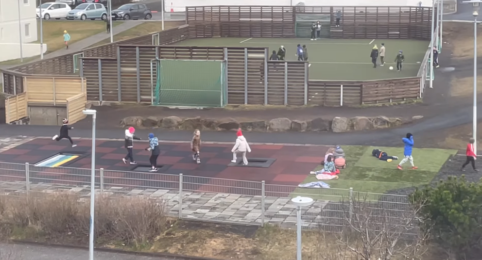 Skólalóð Mýrarhúsaskóla iðar af lífi