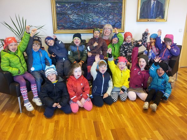 Útskriftarárgangur í heimsókn hjá bæjarstjóra