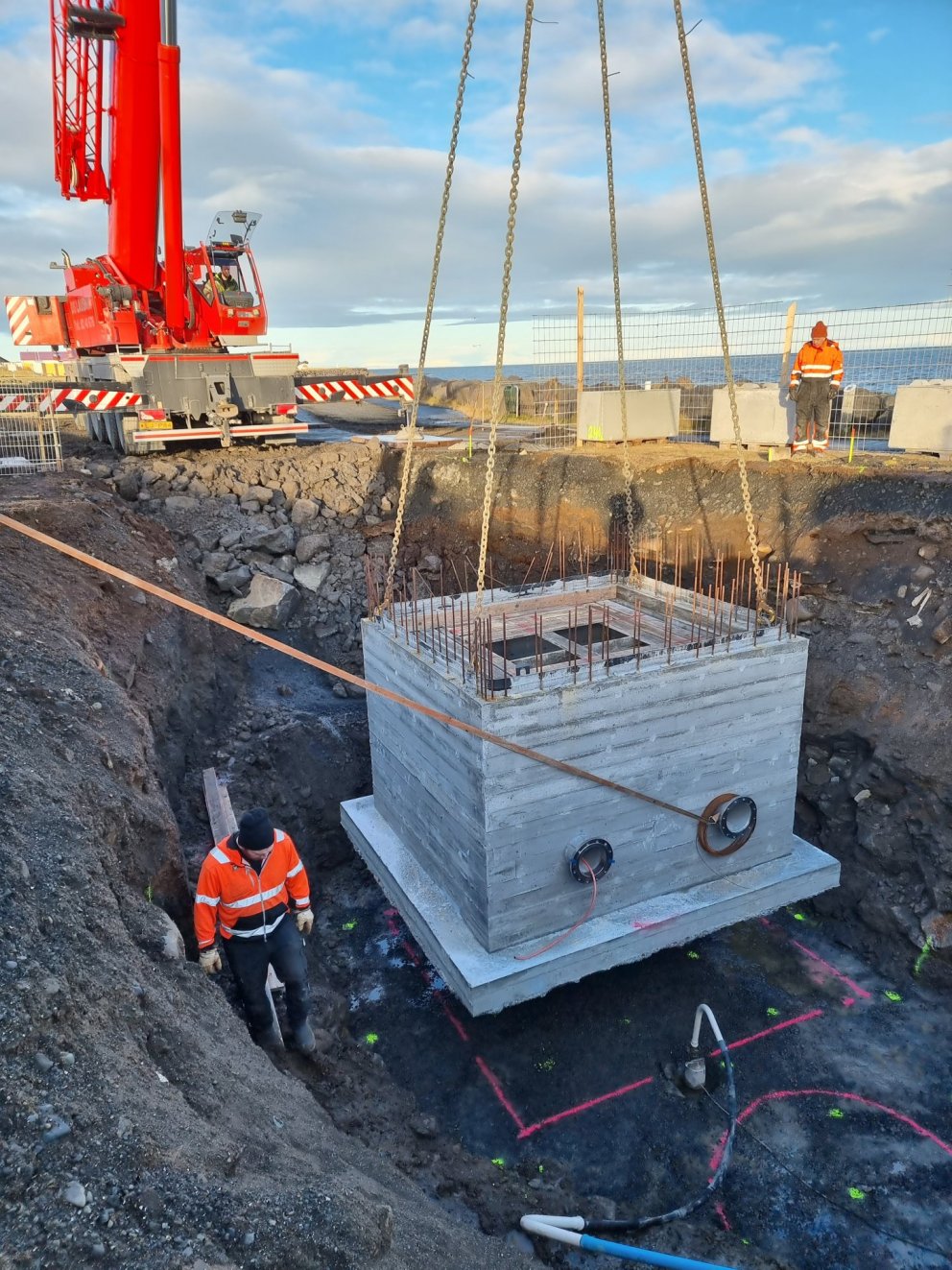 Dælubrunnur settur niður við Norðurströndina