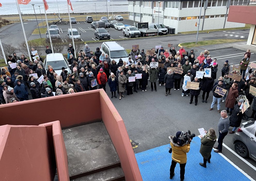 Fjölmenn samstöðuganga leikskólakennara á Seltjarnarnesi