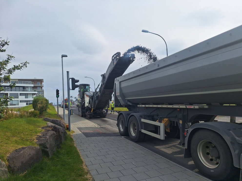 Búist við að framkvæmdum við malbikun Suðurstrandar ljúki í dag.