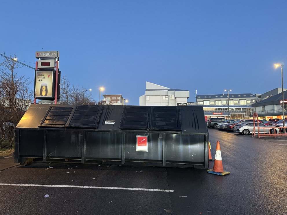 Gámur fyrir notaða flugelda á Eiðistorgi