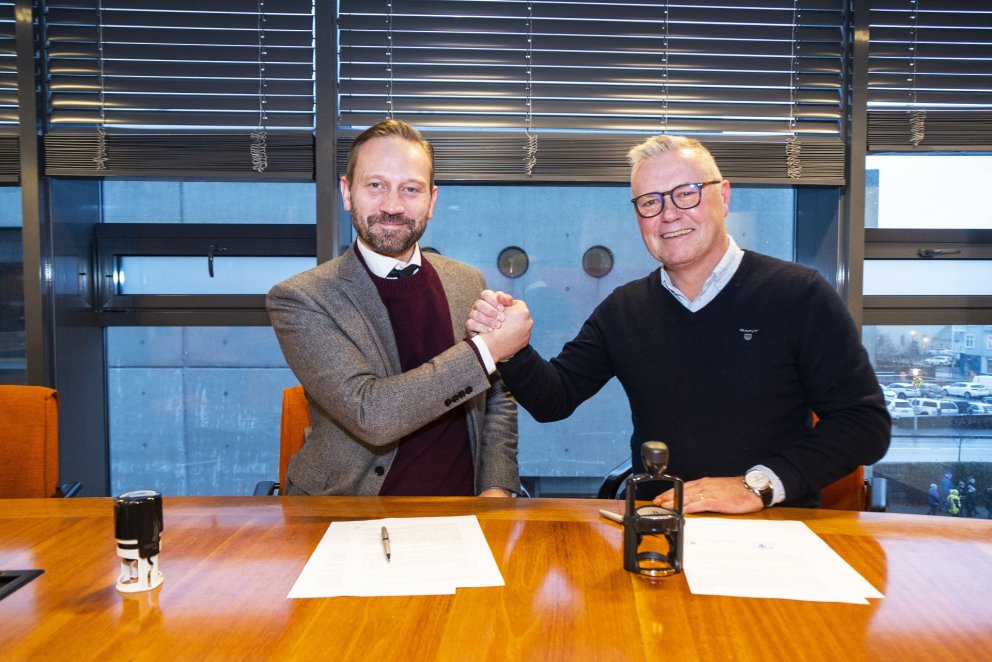 Einar Þorsteinsson borgarstjóri og Þór Sigurgeirsson bæjarstjóri við undirritun samkomulagsins.