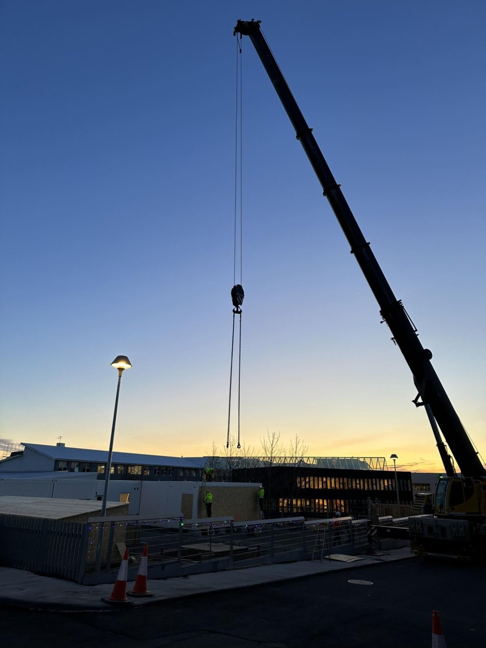 Síðasta eining Stjörnubrekku hífð á sinn stað