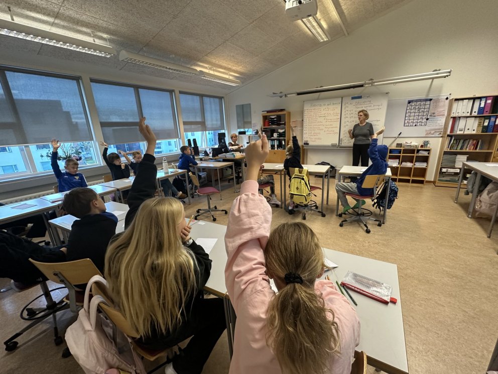 Nemendur í 5. bekk greiða atkvæði um tillögu á skólaþingi.