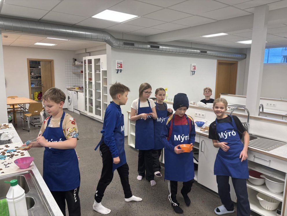 5. bekkur í heimilisfræði í vikunni. Öll með nýjar bláar svuntur sem skólinn var að eignast.