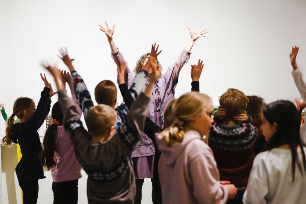 Grunnskólabörn fóru á Eldblóm x Þykjó í boði bæjarlistamanns