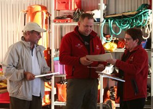 Björgunarsveitin Ársæll fær rausnarlega peningagjöf frá Slysavarnardeild kvenna á Seltjarnarnesi og …