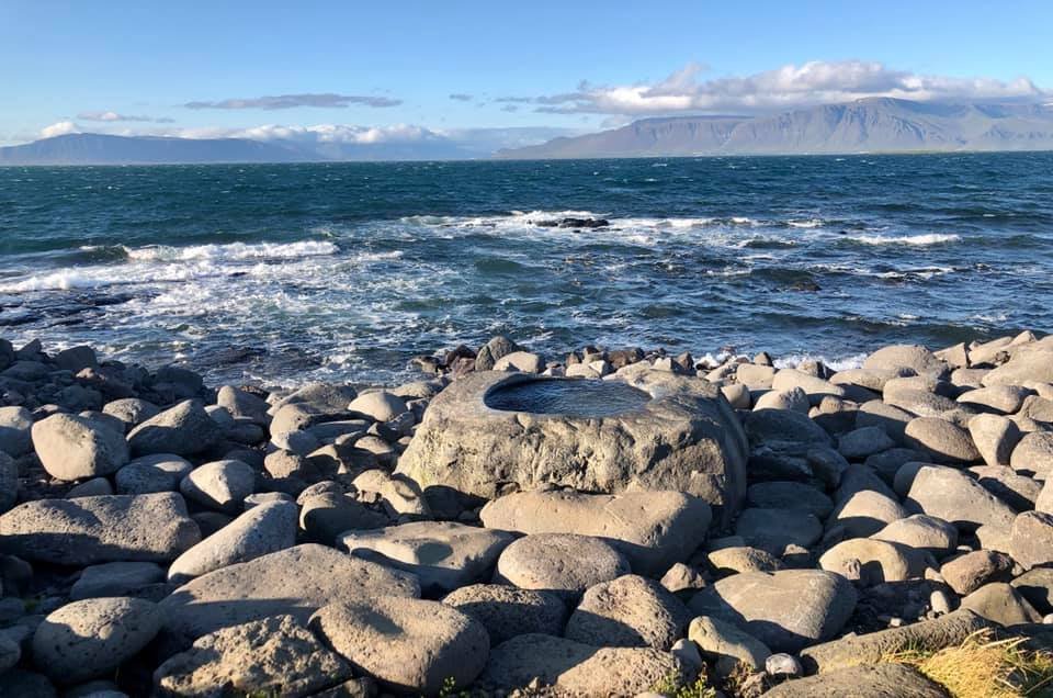 Vatn komið á ný í Bollastein, listaverk Ólafar Nordal við Kisuklappir