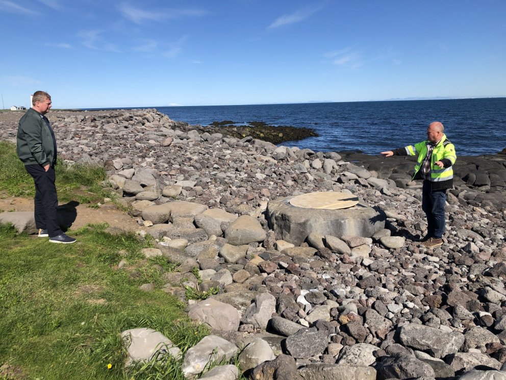 Unnið að lagfæringu og endurheimt fjörunnar við Kisuklappir og útilistaverkið Bollastein eftir Ólöfu…