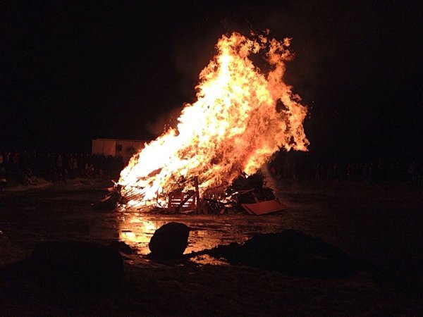 Fjölmenni á áramótabrennu