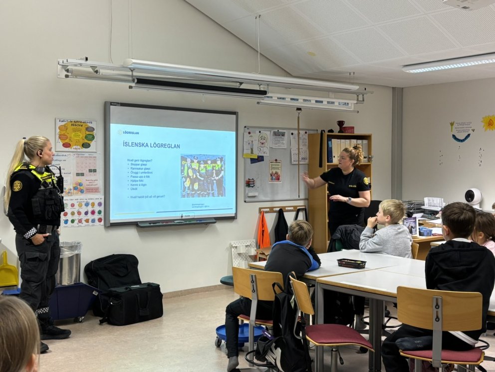 Samfélagslöggur í heimsókn Mýrarhúsaskóla
