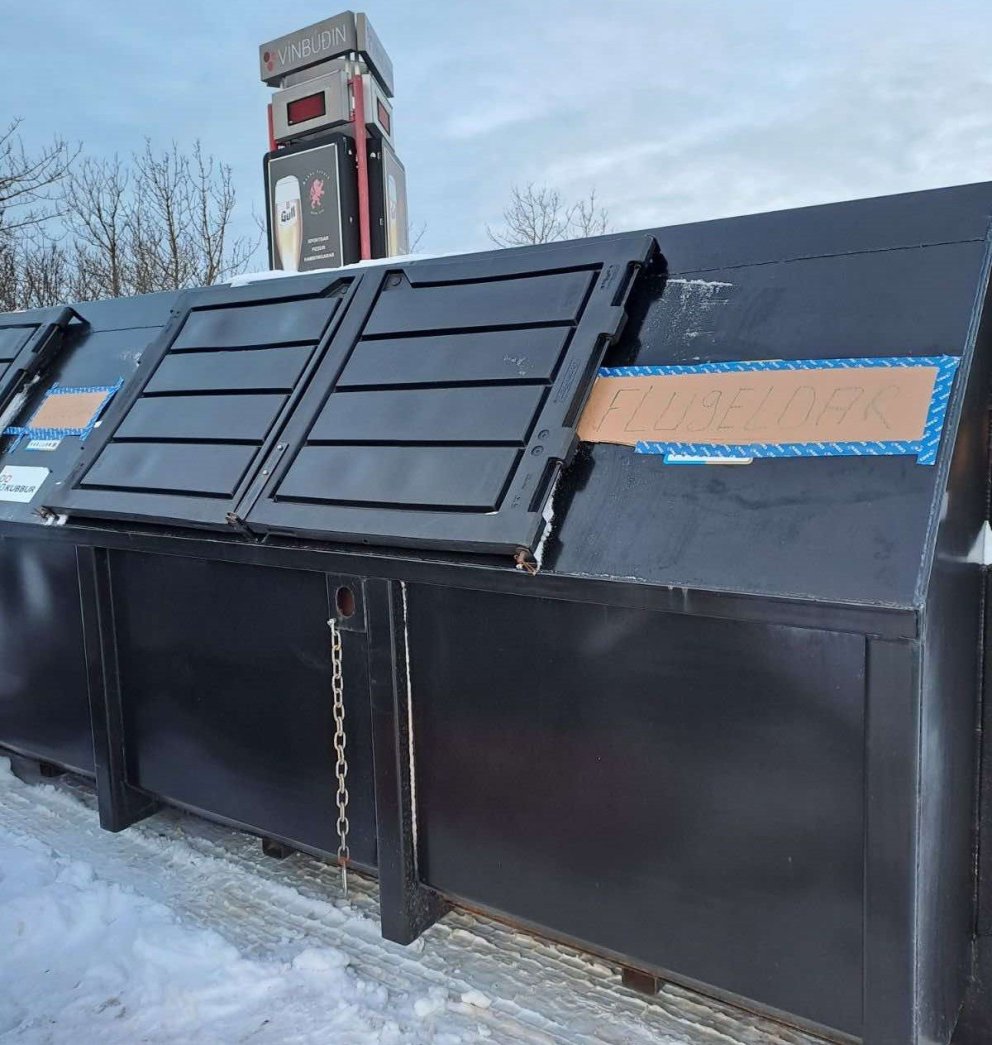 Gámur fyrir notaða flugelda á Eiðistorgi