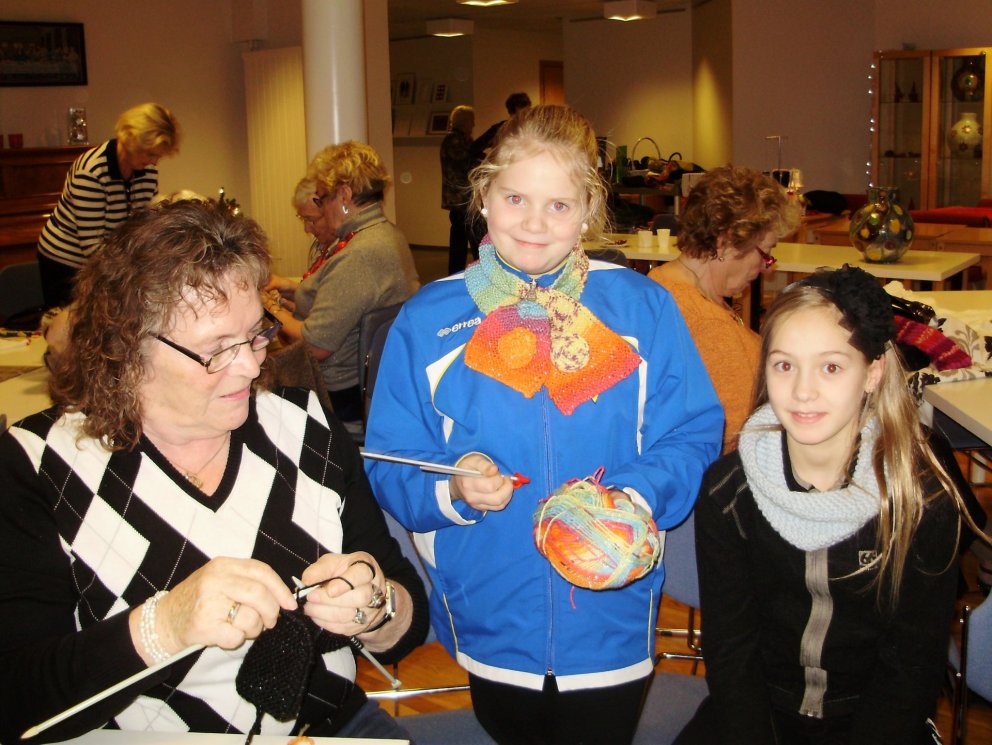 Ungir sem aldnir í handavinnu á Skólabraut 3-5