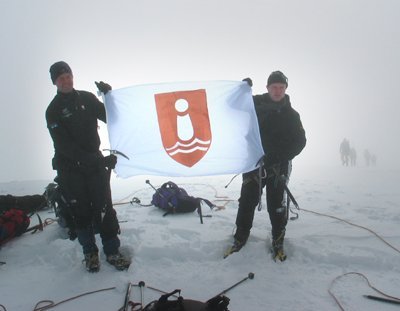 Bæjarfáninn blaktir á hæsta tindi landsins