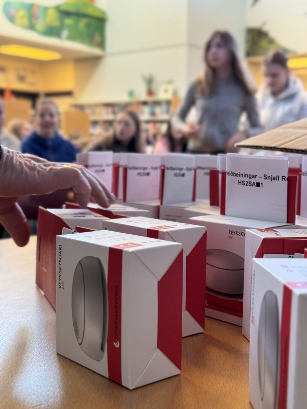 Slysavarnardeildin Varðan og slökkviliðsmaður heimsóttu 8.bekk