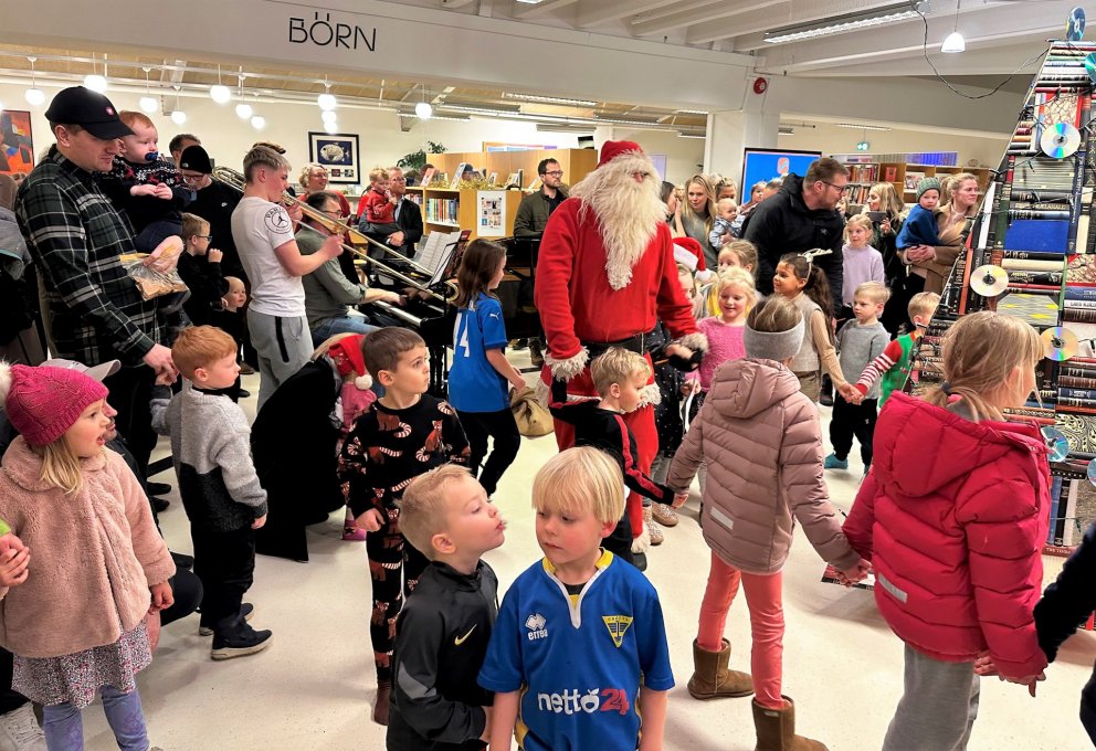 Dansað í kringum jólatréð á jólahátíð bókasafnsins.