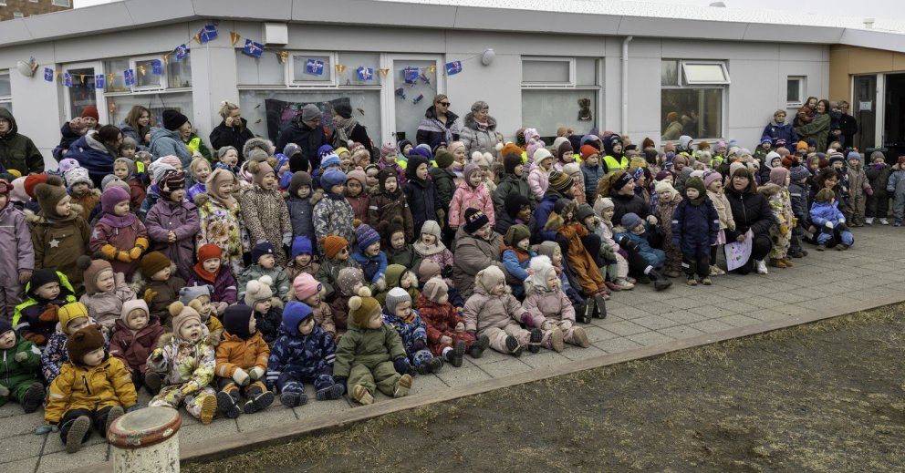 Ljósmynd tekin þann 9. apríl 2024 þegar að leikskólabörn sungu fyrir forsetahjónin Guðna og Elízu þe&hellip;