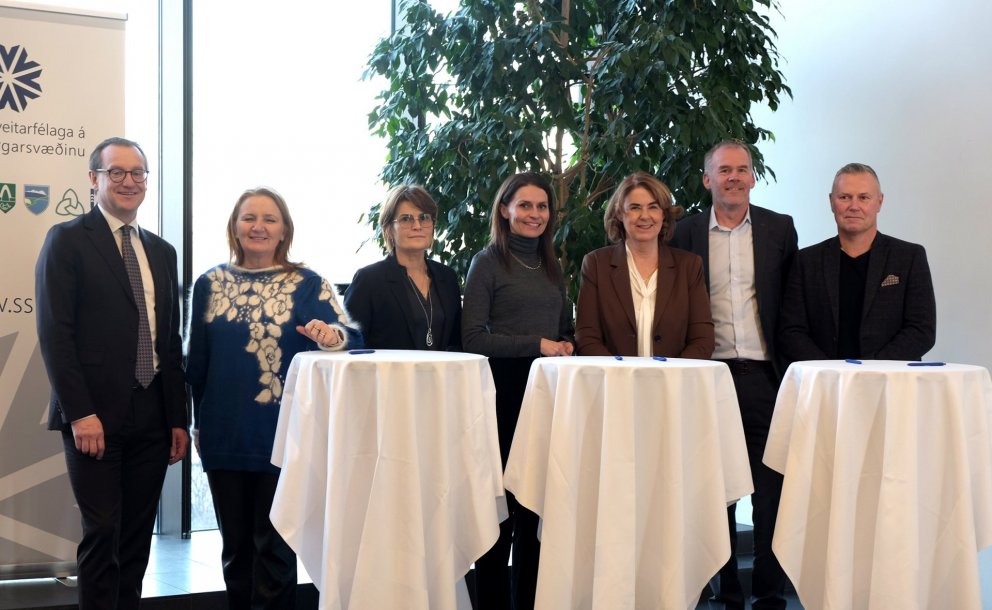 Á myndinni eru fv.: Páll Björgvin Guðmundsson framkvæmdastjóri SSH, Rósa Guðbjartsdóttir bæjarstjóri…
