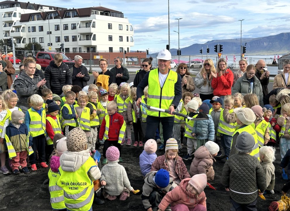 Leikskólabörn tóku fyrstu skóflustunguna að nýjum leikskóla