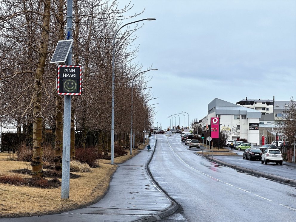 Hraðaskilti á Nesvegi