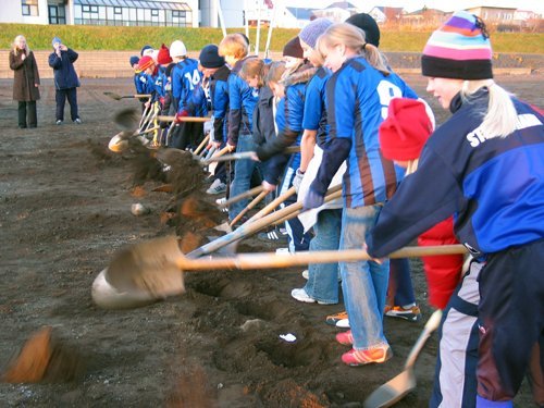 Fyrsta skóflustungan að nýjum gervigrasvelli
